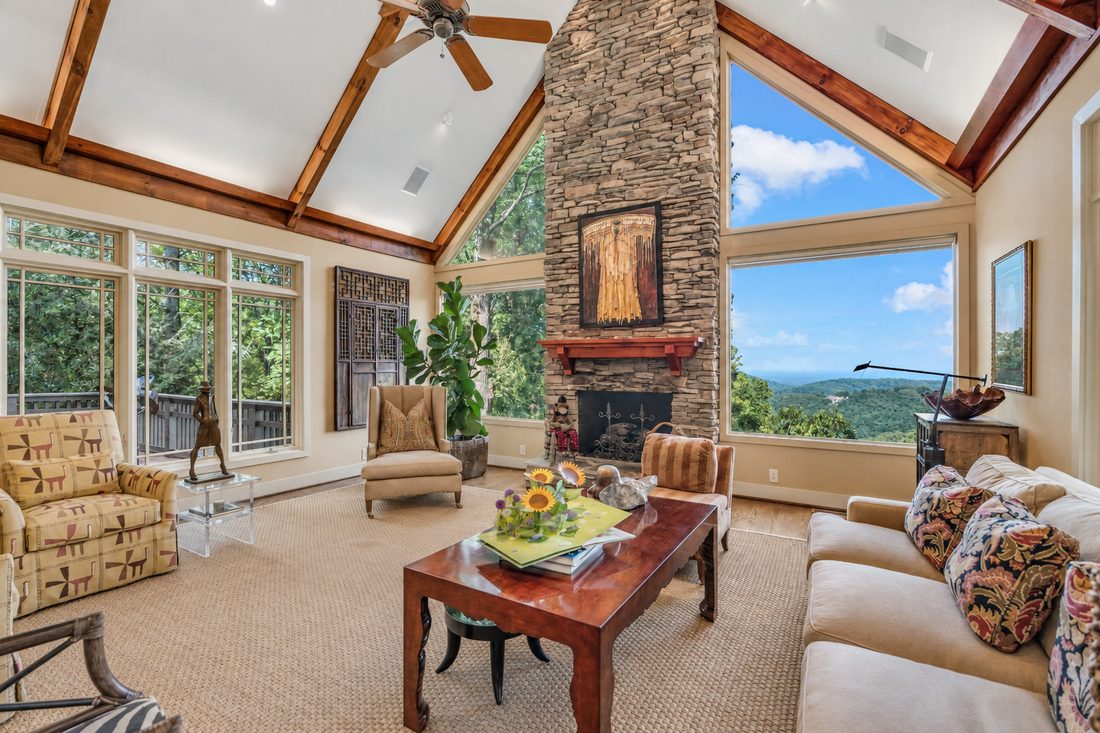 Living room, king-post trusses