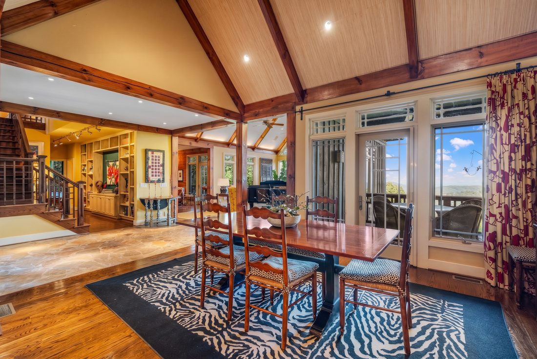 Dining area to the deck